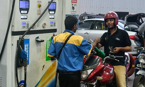 Petrol-Diesel खरीदते समय अपनाएं ये आसान ट्रिक, 71 लीटर फ्री मिलेगा फ्यूल और होगी 7500 रुपये से ज्यादा की बचत!