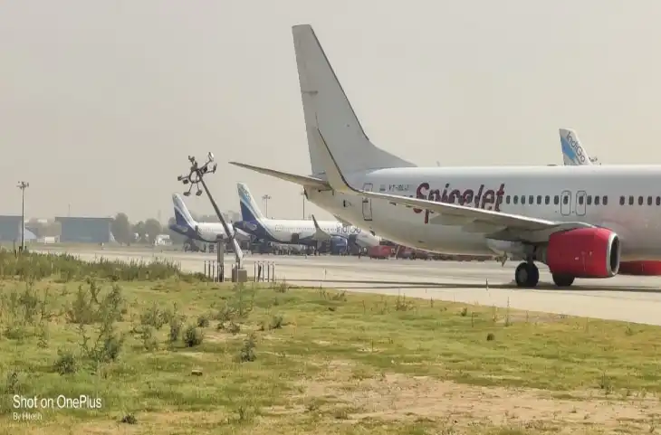 दिल्ली एयरपोर्ट पर बिजली खंभे से टकरायी यात्रियों से भरी फ्लाइट, वीडियो देख खड़े हो जाएंगे रोंगटे