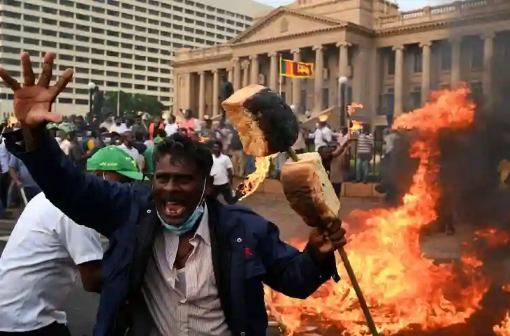 चीन की कुत्सित चालों का नतीजा भुगत रहा Sri Lanka,  इस्तीफे के बाद उग्र भीड़ ने प्रधानमंत्री का घऱ फूंका