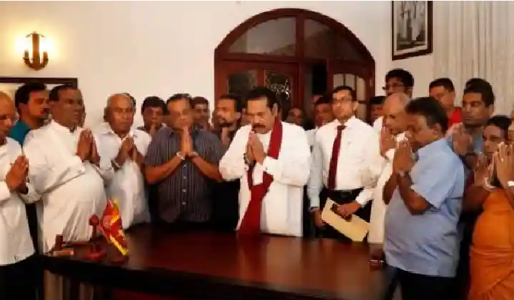 Sri Lanka: आर्थिक संकट के बीच आधी रात बढ़ा राजनीतिक पारा, PM राजपक्षे के बेटे समेत पूरी कैबिनेट का दिया इस्तीफा