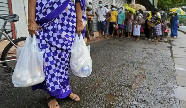 श्रीलंका में महंगाई पर ‘हाय-तौबा’, सोने के भाव में मिल रहा दूध, ब्रेड का आकाल, देखें दिवालिया देश के बुरे हालात!