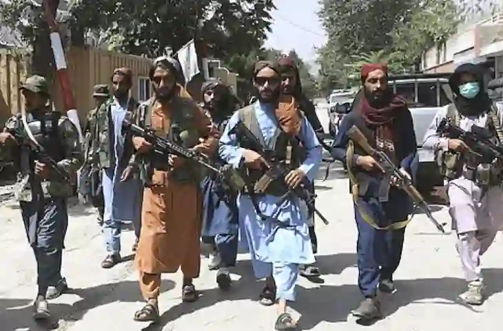 अफगानियों की जिंदगी बनती जा रही नर्क, Taliban ने युवक को गोली मार बाजार में लटकाया उसका शव