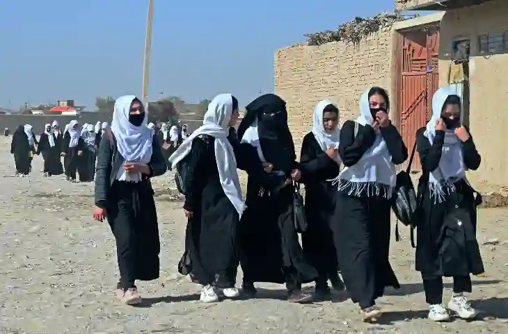 Taliban का फरमान घर में हिजाब पहन कर नहाएं औरतें, Afghanistan में बॉडी मसाज भी हराम!