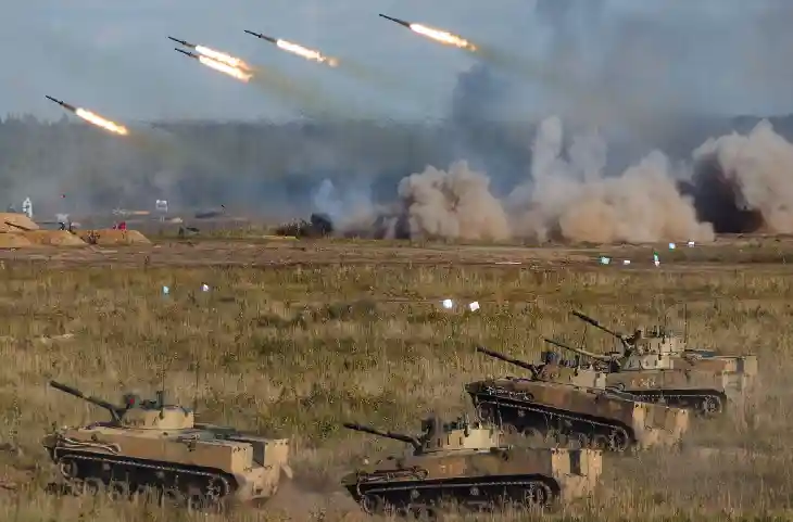 जंग के लिए तैयार रहे Ukraine, किसी भी वक्त रूस की ओर से आ सकती हैं मिसाइलें- देखें किसके पास कितनी सेना और कितने हथियार