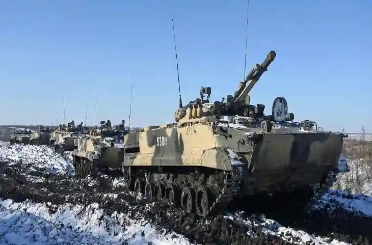 हो गई जंग की शुरुआत, Ukraine में घुसने लगी Russian Army, इस शहर की ओर जाते दिखें भारी मात्रा में टैंक