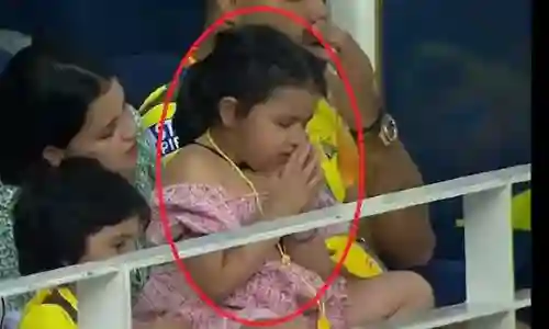 IPL 2021: पापा Ms Dhoni को हारता देख स्टेडियम में ही पूजा करने लगी बेटी जीवा, दिल को छू जाएगा ये लम्हा