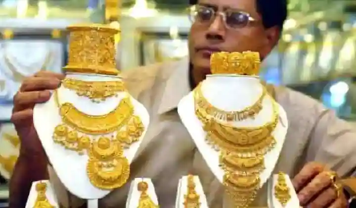 Gold Price Today: सोना हुआ महंगा तो चांदी ने घटाया अपना भाव, जानें दिल्ली में 10 ग्राम गोल्ड की कीमत?
