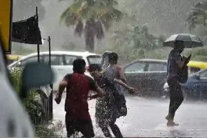 दिल्ली का मौसम हुआ बेईमान! एक पल में खिली धूप तो दूसरे ही पल में बरसात