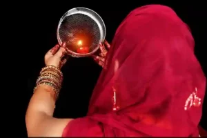 Karwa Chauth 2021: नखरेदार चंद्रमा इस बार भी खूब सताने वाला हैं, जानें करवाचौथ पर किस समय निकलेगा चांद