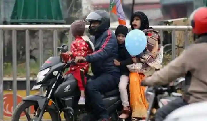 बच्चों को बिना हेलमेट बाइक पर बिठाया तो लगेगा तगड़ा जुर्माना, ड्राइविंग लाइसेंस भी होगा सस्पेंड, जानें ये नया नियम