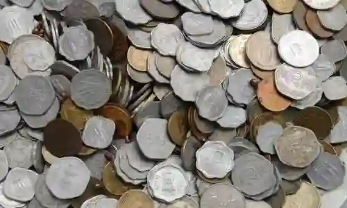 पुराने सिक्के रातोंरात बना रहे लखपति, 25 पैसे के सिक्के की कीमत 11 लाख रु, जानें 2, 5 और 10 पैसों के सिक्कों के दाम