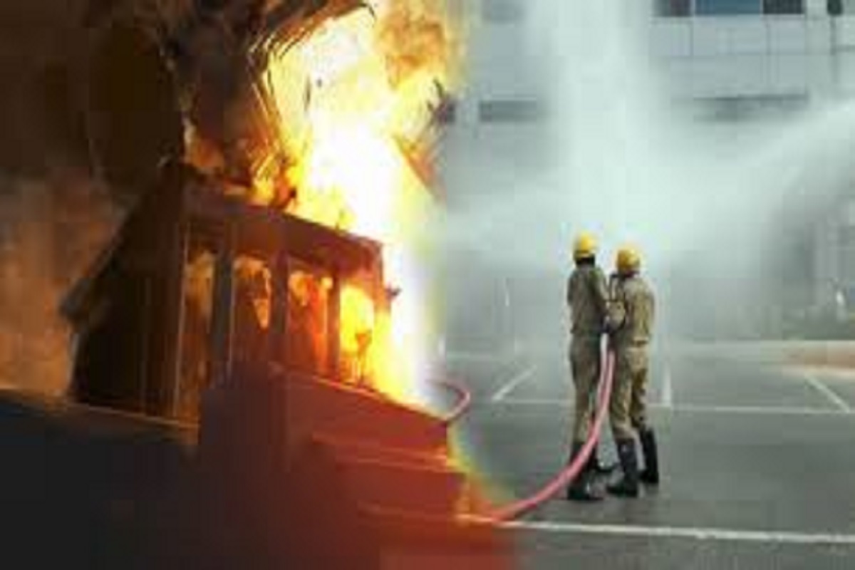 दिल्ली में मास्क बनाने वाली फैक्ट्री में लगी आग, 6 गाड़ियां आग बुझाने में लगीं
