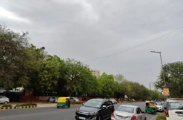 Delhi-NCR Weather: दिल्ली-एनसीआर में सुबह हल्की धूप, दिन में बारिश के आसार, जानें- मौसम का मिजाज