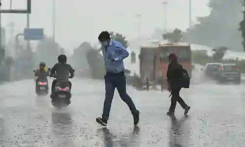 Delhi NCR में सुहावना हुआ मौसम, अगले कुछ घंटों में तेज हवा के साथ होगी झमाझम बारिश