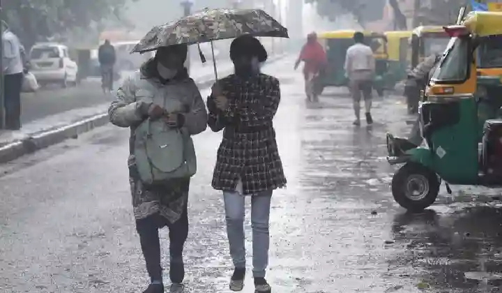 Delhi Weather: दिल्ली में रिमझिम बारिश से बढ़ी ठिठुरन, कड़ाके की ठंड से कांपा शहर, मौसम विभाग ने दी चेतावनी