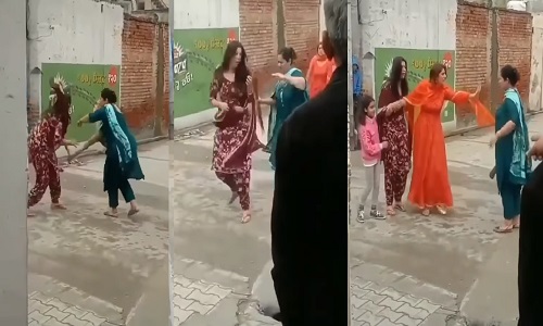 Video Viral: झाड़ू लेकर बीच सड़क पर लड़ने लगी दो औरतें, तीसरी ने आकर बचाया तो उसे भी…