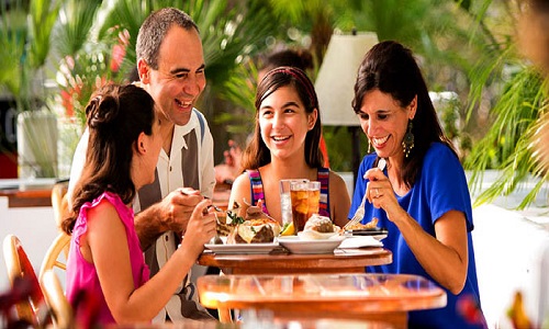 Vastu Tips: इस दिशा में बैठकर खाना है बेहद खतरनाक, माता-पिता को उठाना पड़ता है भारी नुकसान