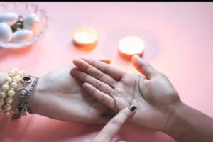 Palmistry: हाथ में छिपी हुई ये रेखाएं देती हैं Love Marriage होने का संकेत, जाने क्या आपकी किस्मत में भी है ये योग