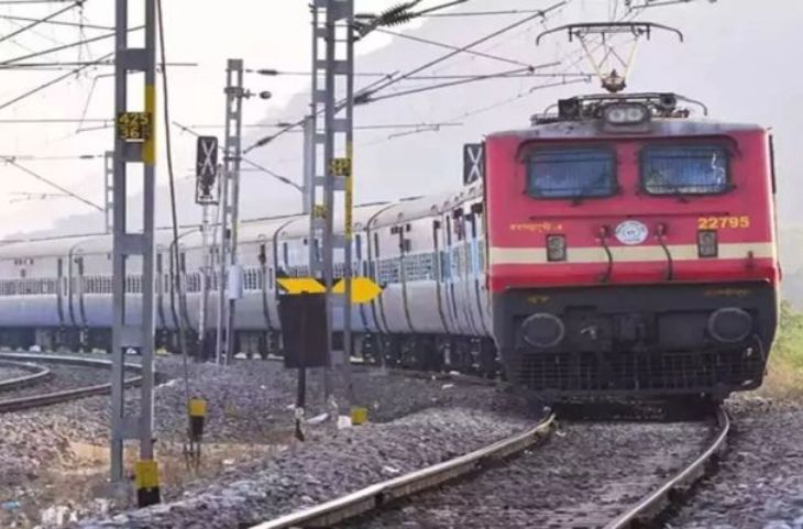 Indian Railway: रेलवे चलाने जा रही है ये स्पेशल ट्रेनें, सीट फुल हो इससे पहले बुक करें टिकट, यहां चेक करें लिस्ट