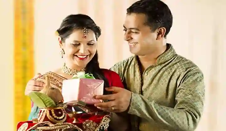 Karwa Chauth 2021: पतियों के लिए खास अलर्ट! करवा चौथ के दिन भूलकर भी न दें पत्नियों को ये गिफ्ट, वरना तबाह हो जाएगा रिश्ता