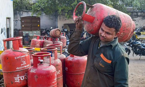 LPG Gas Cylinder Price: महीने के पहले दिन ही आम आदमी को झटका! 73.5 रुपए महंगा हुआ LPG सिलेंडर, जानें अपने शहर की नई कीमतें
