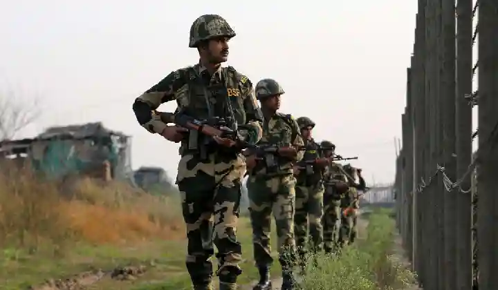 LoC पर आतंकियों को वर्दी बांट रहा पाकिस्तान, चीन देगा बड़े हमले को अंजाम, अलर्ट पर भारतीय जवान