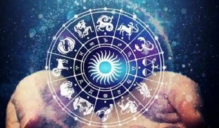 Horoscope Today: धनु राशि में शुक्र और सूर्य की युति, इन तीन राशियों की खुलेगी किस्मत, पढ़ें आज का राशिफल