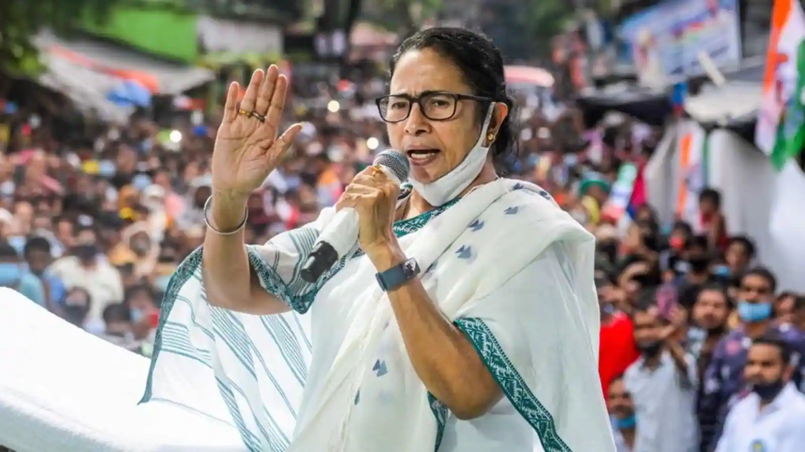 UP Election: अखिलेश का हाथ थाम पीएम मोदी को टक्कर देने चलीं ममता बनर्जी, अगले महीने वाराणसी का दौरा