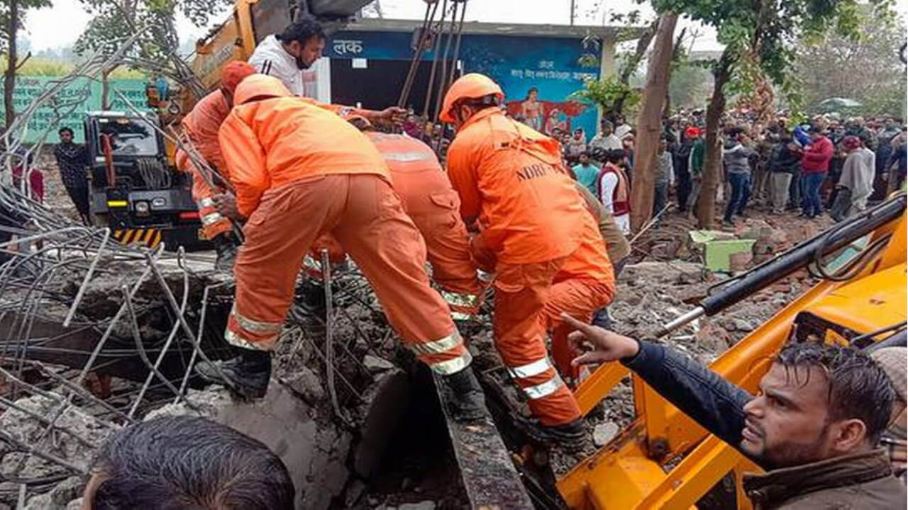 यूपी के गाजियाबाद में बड़ा हादसा, मुरादनगर के श्मशान घाट का लिंटर गिरा 18 की मौत