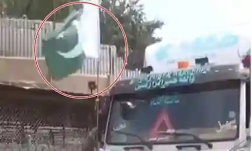 Taliban ने फाड़ा ट्रक पर लगा Pakistan का झंडा, वीडियो देख इमरान खान को आया गुस्सा, अब लड़ाकों से लेंगे बदला