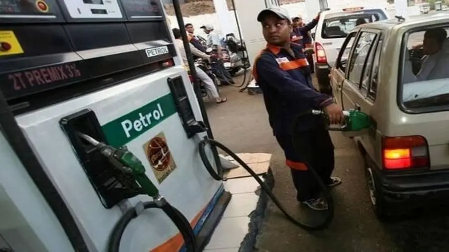 कल तक था मंहगा और आज…? दिल्ली से सस्ता है नोएडा में Petrol-Diesel के दाम, जानें अपने शहर में किताना सस्ता हुआ भाव