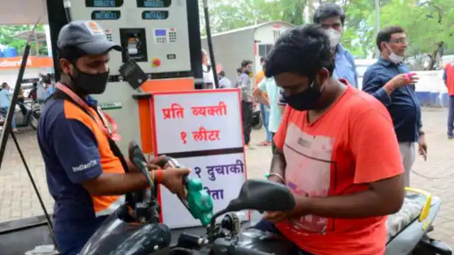 देशवासियों को मोदी सरकार का दिवाली गिफ्ट, 5 रुपए सस्ता हुआ पेट्रोल, डीजल में 10 रुपए की कटौती