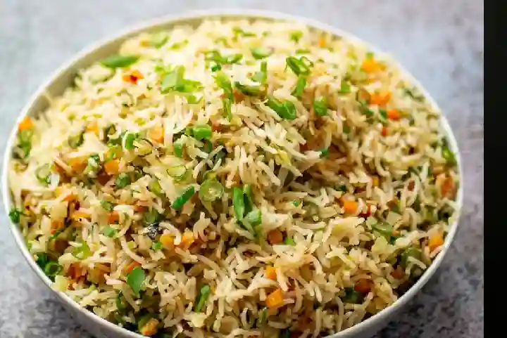 Fried Rice Recipe: रात के बचे हुए चावल से घर पर ही बनाये बाजार जैसे ‘फ्राइड राइस’, जानें इसे बनाने की आसान रेसिपी