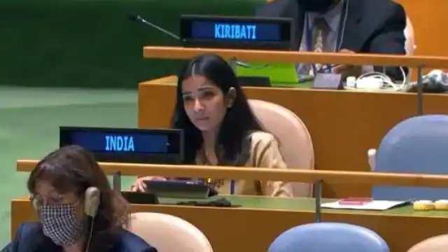 Sneha Dubey: कौन है भारत की अफसर बिटिया, जिसने संयुक्त राष्ट्र में इमरान खान की उड़ा दी धज्जी