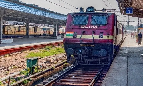Sarkari Naukri: भारतीय रेलवे में निकली कई पदों पर वैकेंसी, 61000 मिलेगी सैलरी, लेकिन पहले पढ़ें पूरी डिटेल्स