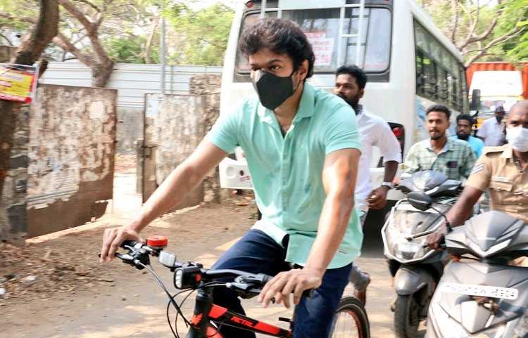 Tamil Nadu Election 2021: साइकिल से वोट डालने पहुंचे साउथ के सुपरस्टार Vijay