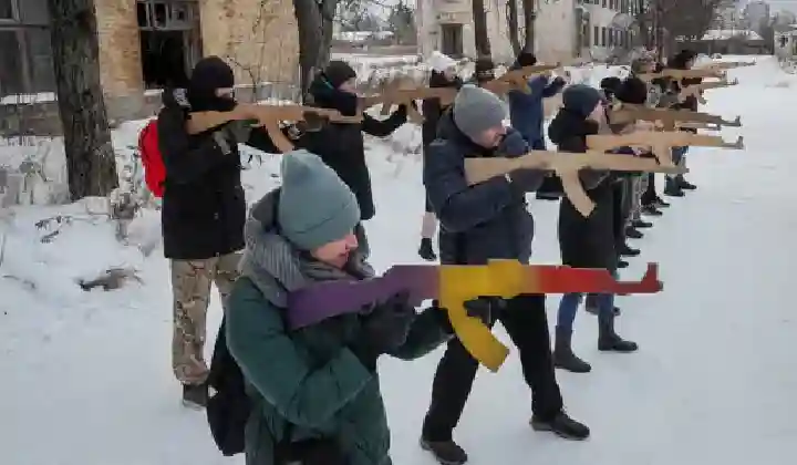 रूस से युद्ध के लिए तैयार यूक्रेन के आम लोग, हमला करने के लिए बच्चे भी सीख रहे बंदूक चलाना