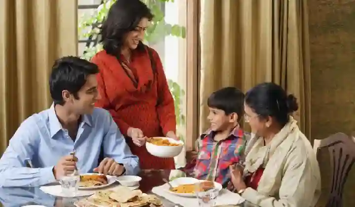 खाना खाते वक्त राशि के अनुसार चुने बर्तन, अन्न देवता होते है प्रसन्न, खुश होकर मां लक्ष्मी भी देती है खूब धन