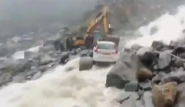 Uttarakhand में जल प्रलय, नैनीताल में बादल फटा, पुल टूटे, बह गईं गाड़ियां, चारधाम यात्रा बंद