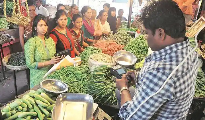 महंगी सब्जियों ने बिगाड़ा रसोई का बजट, थाली से गायब हो रहे प्याज-टमाटर, देखें रिपोर्ट