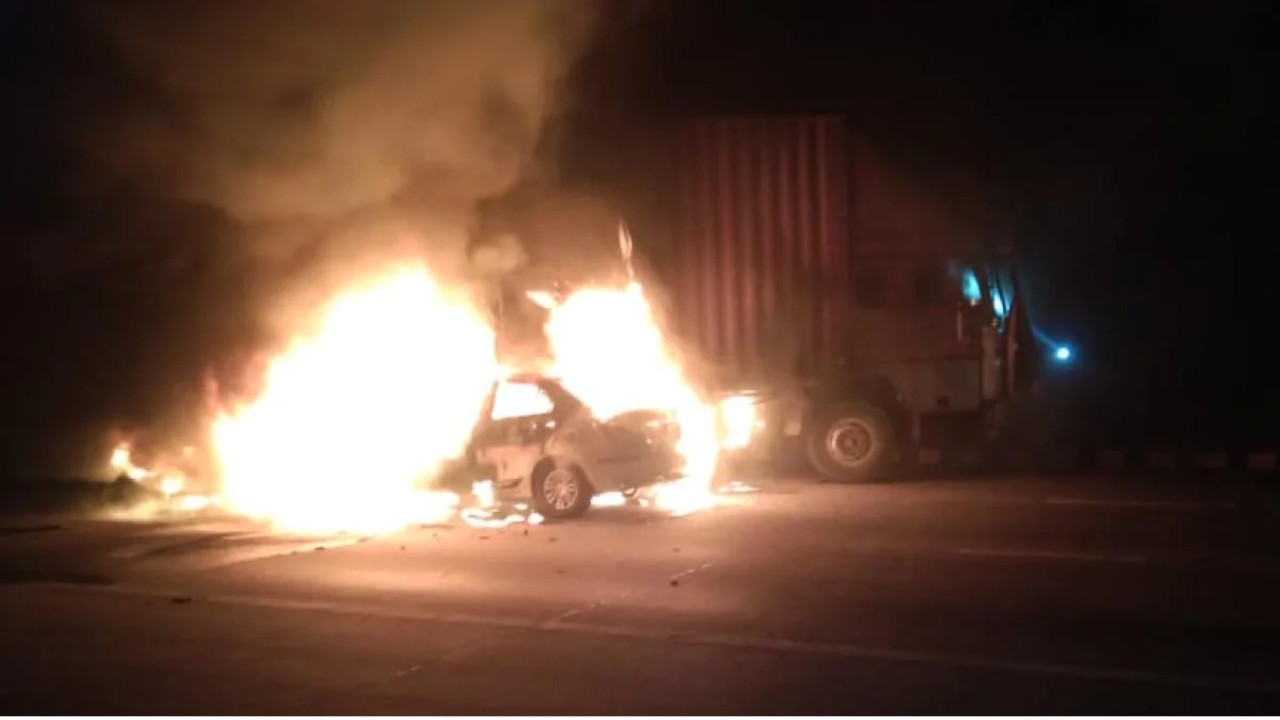 यमुना एक्सप्रेस वे पर दर्दनाक हादसा,  कंटेनर की टक्कर से आग का गोला बनी कार