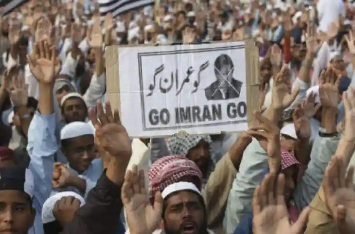 अंदर ही अंदर जल रहा है पाकिस्तान- अब-तब लगी है इमरान सरकार