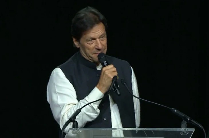 Imran Khan ने कहा मेरी मौत की हो रही साजिश, Pakistan के रक्षा मंत्री बोले- अरे पागल हो गया है ये तुरंत डालो…