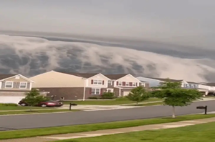 Clouds Tsunami: इस बार समुद्र में नहीं बादलों में आई विशाल सुनामी, डर कर भाग रहे लोग- वीडियो में देखें कैसे चल रही लहरें