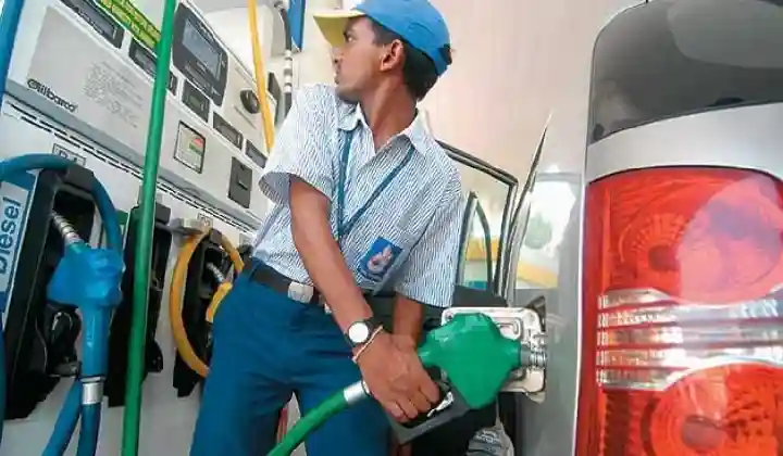 कच्चे तेल की कीमतों में गिरावट का सिलसिला जारी है- देखें Petrol Diesel का नया रेट
