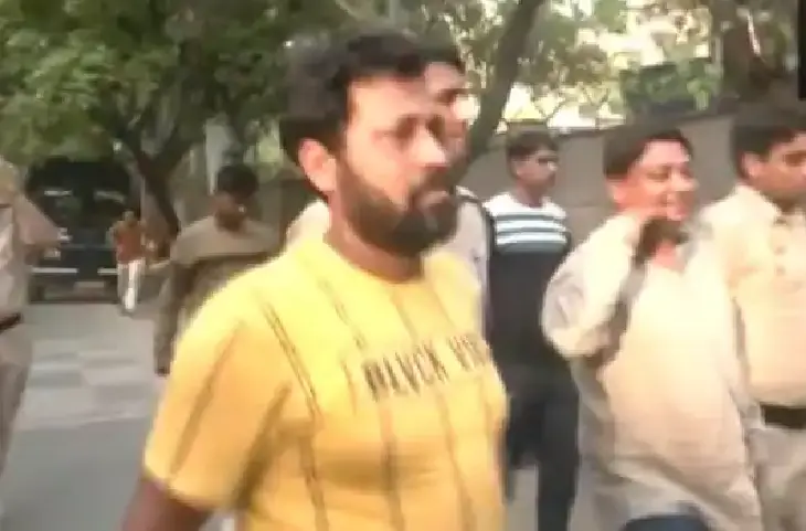 Arvind Kejriwal सरकार में बेखौफ हुए गुंडे! कोर्ट में पेशी के लिए ले जाते समय आरोपी अंसार ने दिखाई बेशर्मी, देखें क्या बोला
