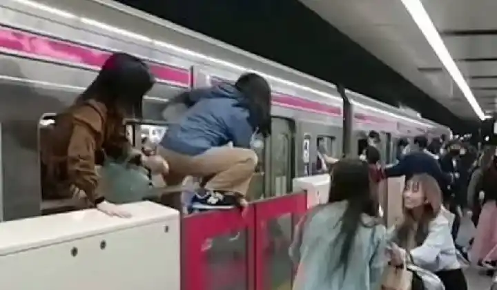 चाकू की घटना से फिर दहला Japan- टोक्यो में ट्रेन के अंदर शख्स ने 17 लोगों को किया घायल, ट्रेन में लगा दी आग
