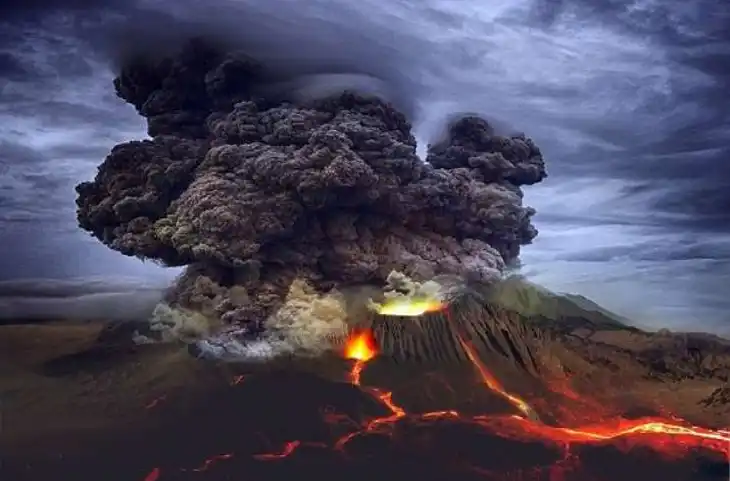 ज्वालामुखी विस्फोट में राख के गुबार के साथ अचानक निकलने लगे बड़े-बड़े पत्थर- वीडियो में देखें खौफनाक नजारा