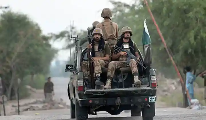 तालिबानियों ने बदला रंग- पाकिस्तान पर हमले शुरू- सीमा पर आतंकी हमले में 8 जवानों की मौत