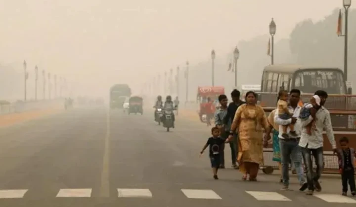 Delhi Pollution: दिल्ली में अगले दो दिनों तक खतरनाक स्तर पर रहेगा प्रदूषण